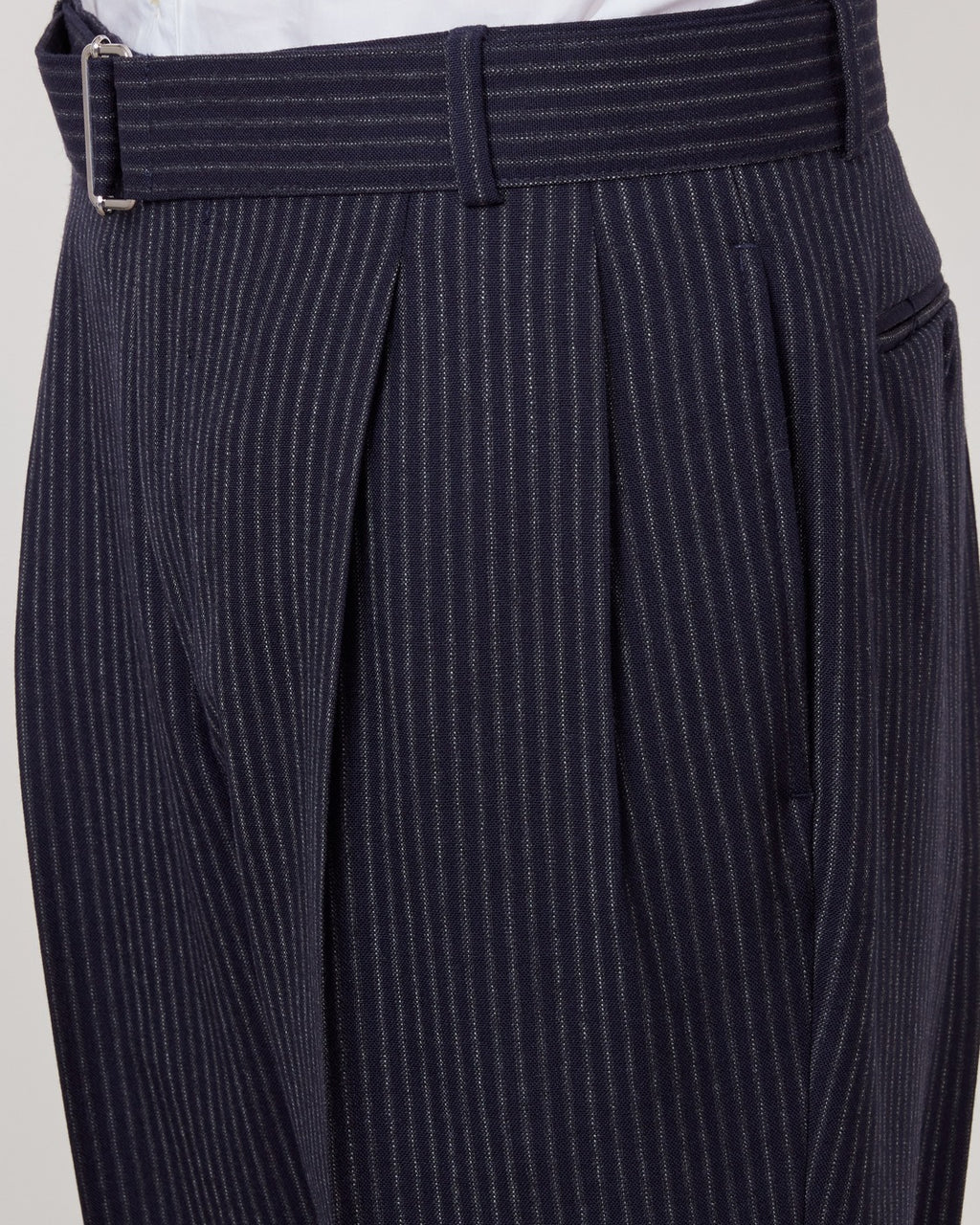 Officine Générale – Pantalon Pierre - Bleu Marine/Blanc/Gris - Femme, gros plan sur un pantalon bleu marine à fines rayures blanches