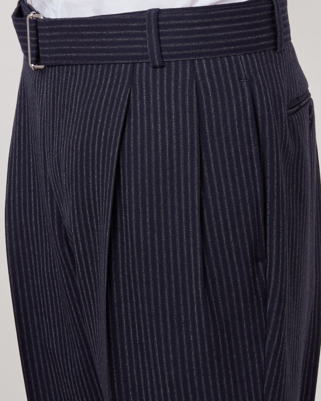 Officine Générale – Pantalon Pierre - Bleu Marine/Blanc/Gris - Femme, gros plan sur un pantalon bleu marine à fines rayures blanches
