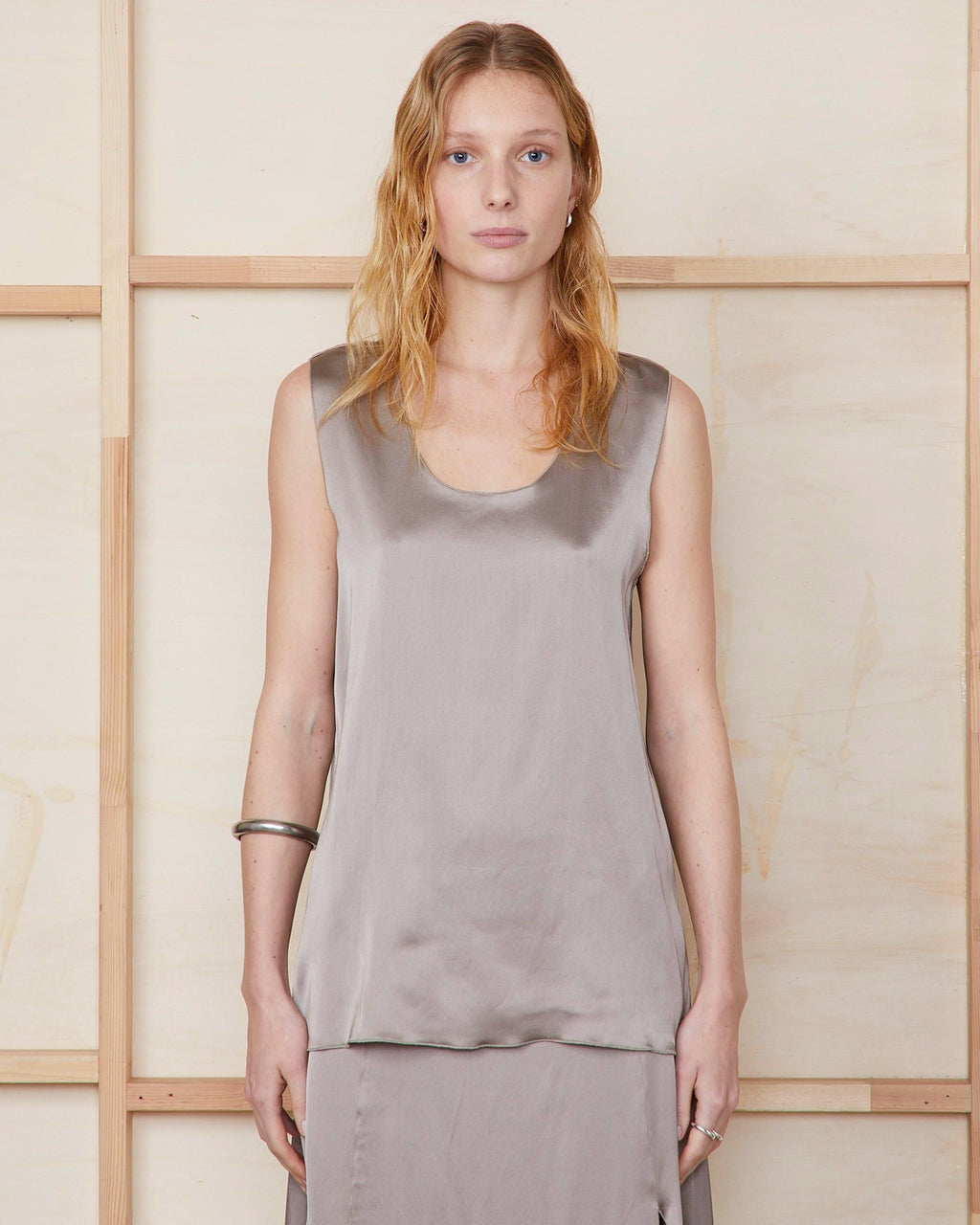 Officine Générale – Top Phoedre - Brun - Femme, mannequin portant un débardeur gris satiné et une jupe assortie