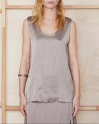 Officine Générale – Top Phoedre - Brun - Femme, mannequin portant un débardeur gris satiné et une jupe assortie