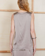 Officine Générale – Top Phoedre - Brun - Femme, débardeur en satin gris clair porté de dos par un mannequin