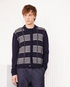 Officine Générale – Cardigan Brennan - Bleu Marine/Gris Moyen/Écru - Homme, mannequin homme portant un cardigan bleu marine et gris à carreaux