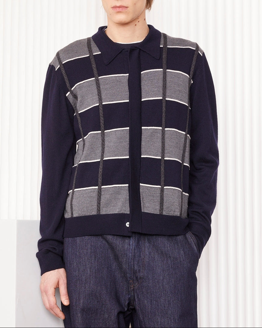 Officine Générale – Cardigan Brennan - Bleu Marine/Gris Moyen/Écru - Homme, mannequin homme portant un cardigan bleu marine et gris à carreaux