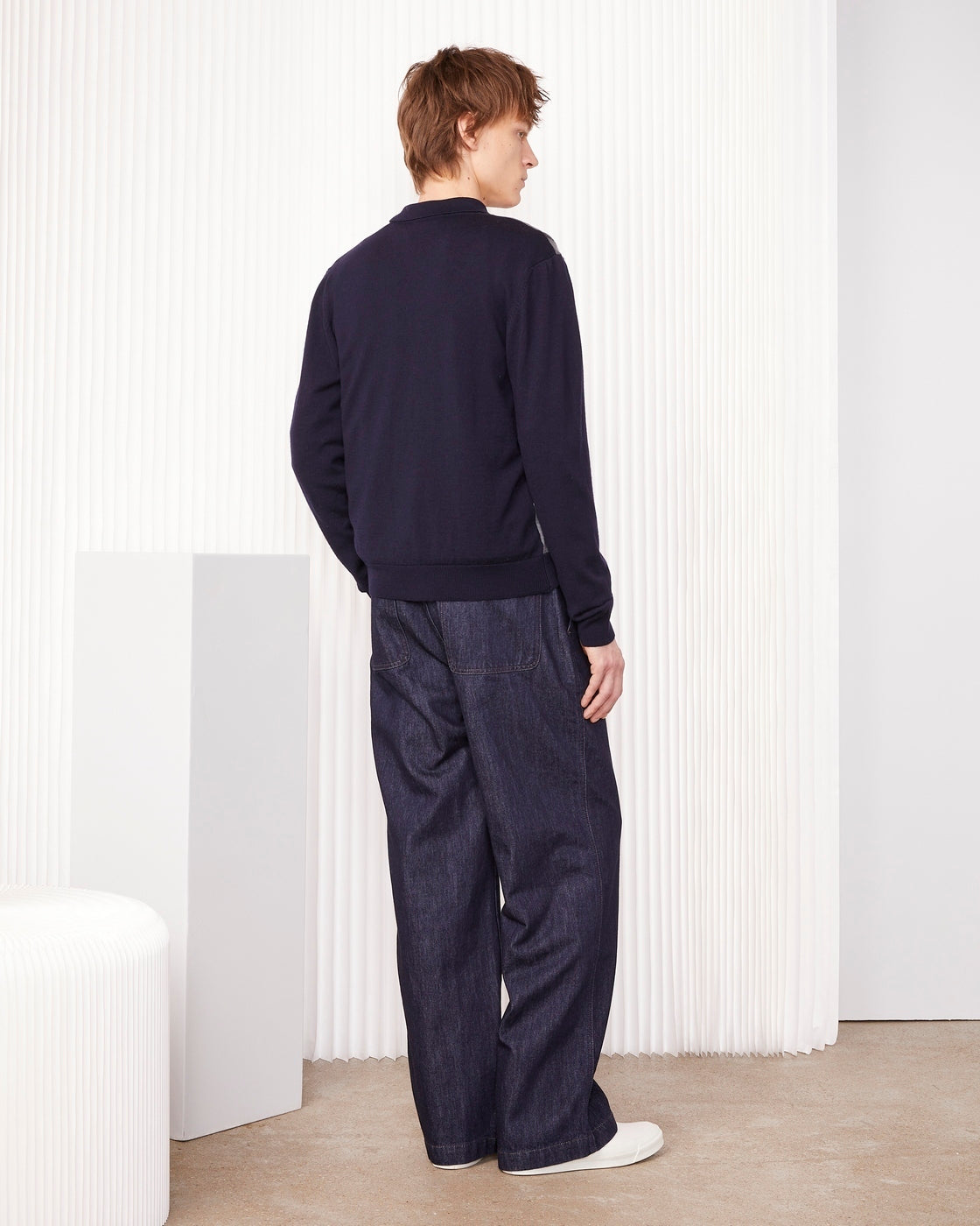 Officine Générale – Cardigan Brennan - Bleu Marine/Gris Moyen/Écru - Homme, mannequin homme de dos portant un pull bleu marine et un pantalon large
