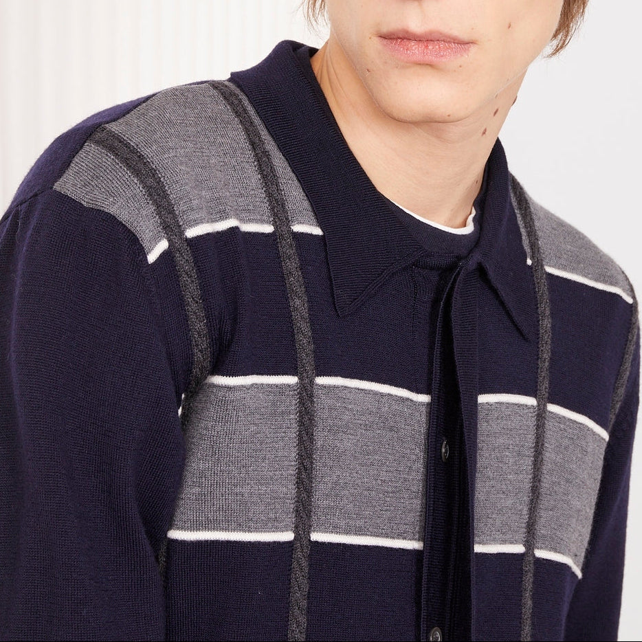 Officine Générale – Cardigan Brennan - Bleu Marine/Gris Moyen/Écru - Homme, mannequin homme portant un cardigan bleu marine et gris à carreaux