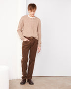 Officine Générale – Pull Marco - Beige Chiné - Homme, mannequin portant un pull beige et un pantalon marron en velours côtelé