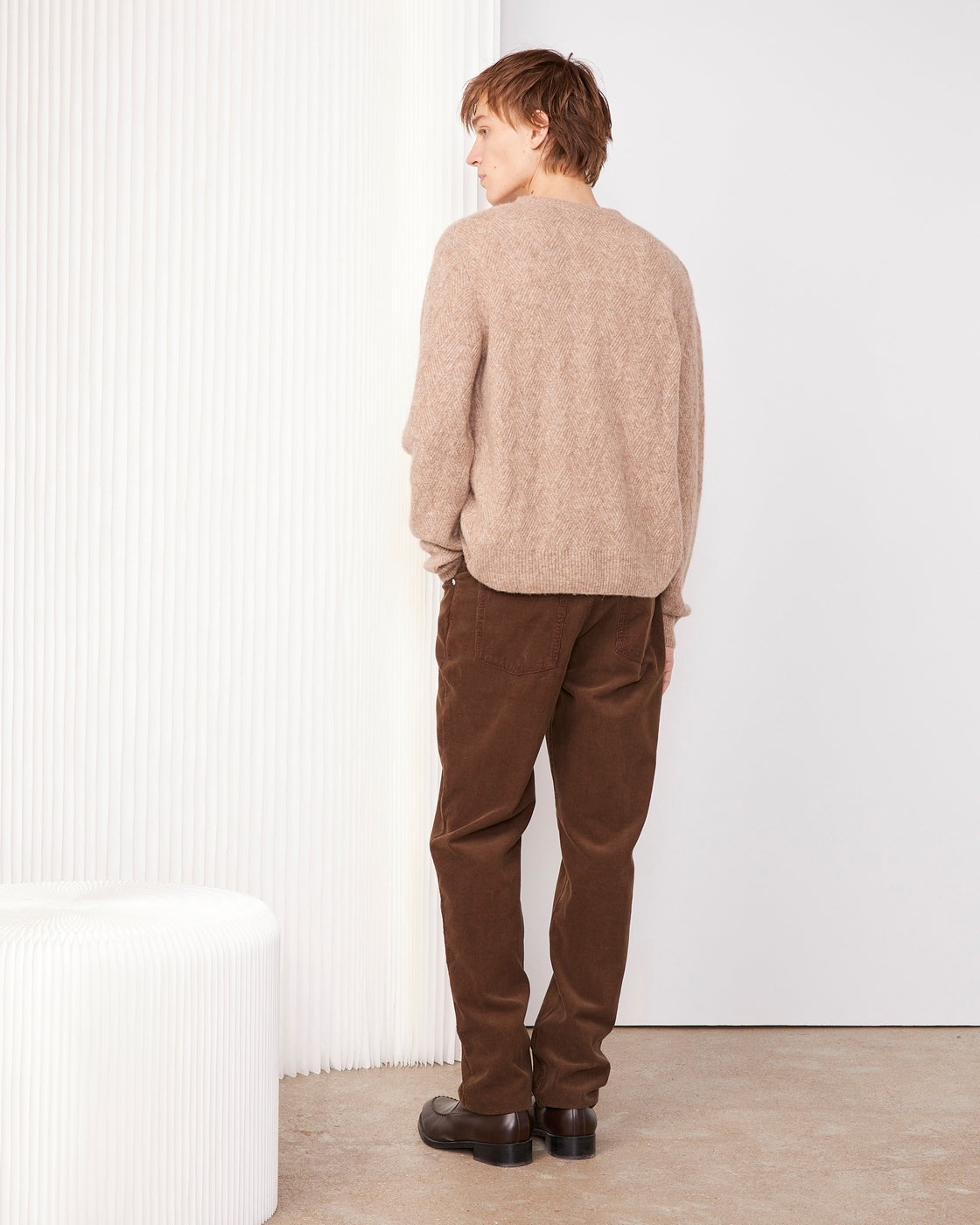 Officine Générale – Pull Marco - Beige Chiné - Homme, mannequin de dos portant un pull beige et un pantalon marron