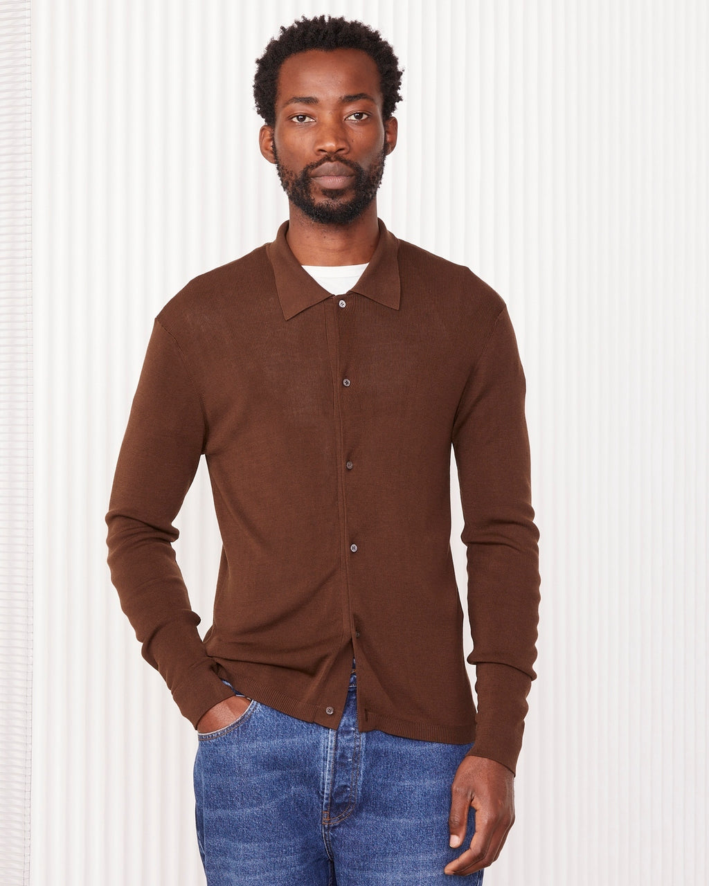 Officine Générale – Cardigan Brent - Café Glacé - Homme, mannequin homme portant un cardigan marron en maille fine, vue de face