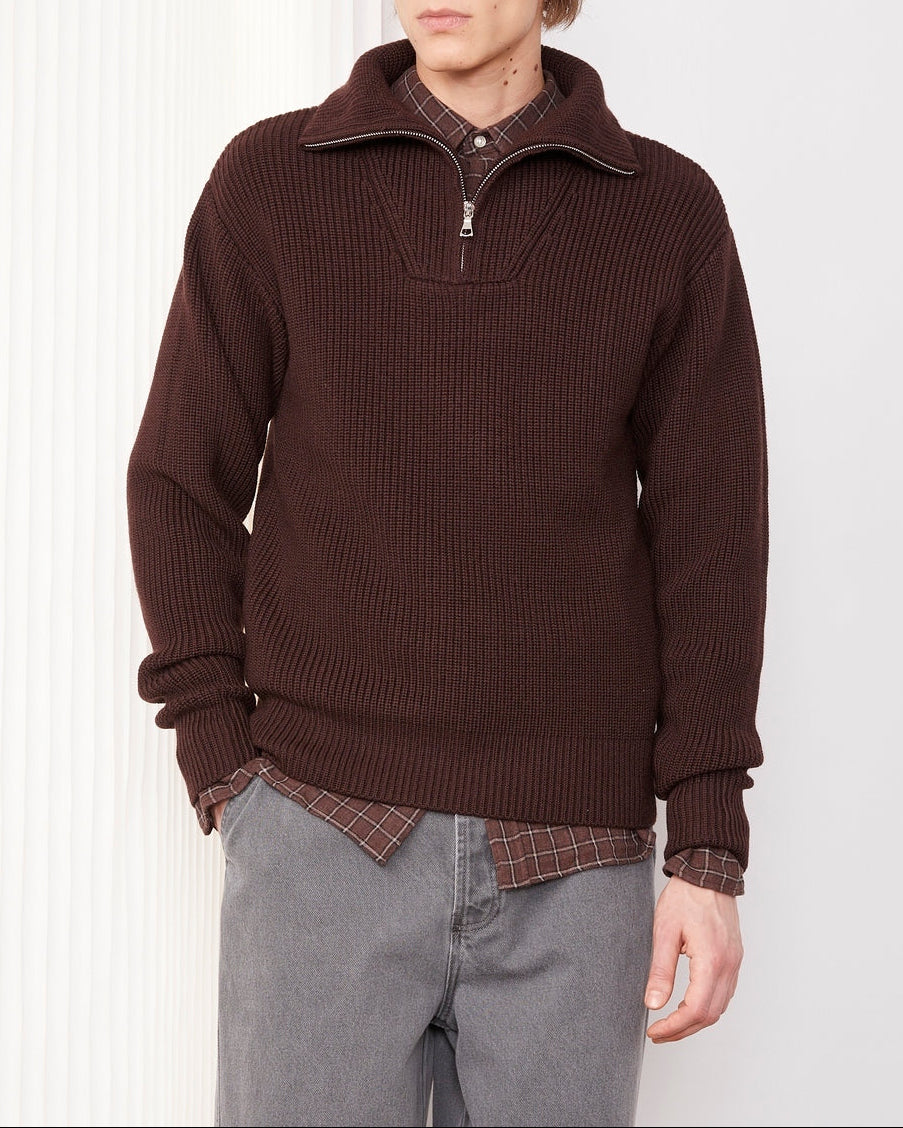 Officine Générale – Pull Tarek - Café Glacé - Homme, mannequin portant un pull marron en maille côtelée, vue de face