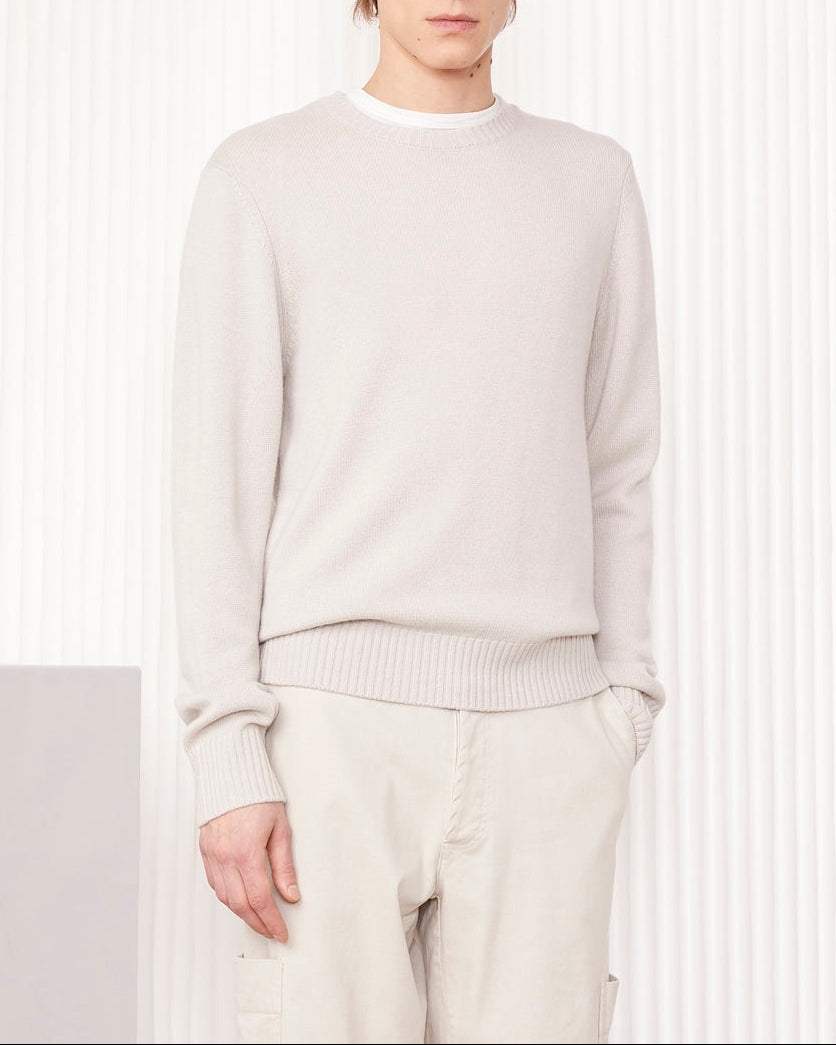 Officine Générale – Pull Col Rond - Pierre - Homme, mannequin homme portant un pull en maille beige et un pantalon clair