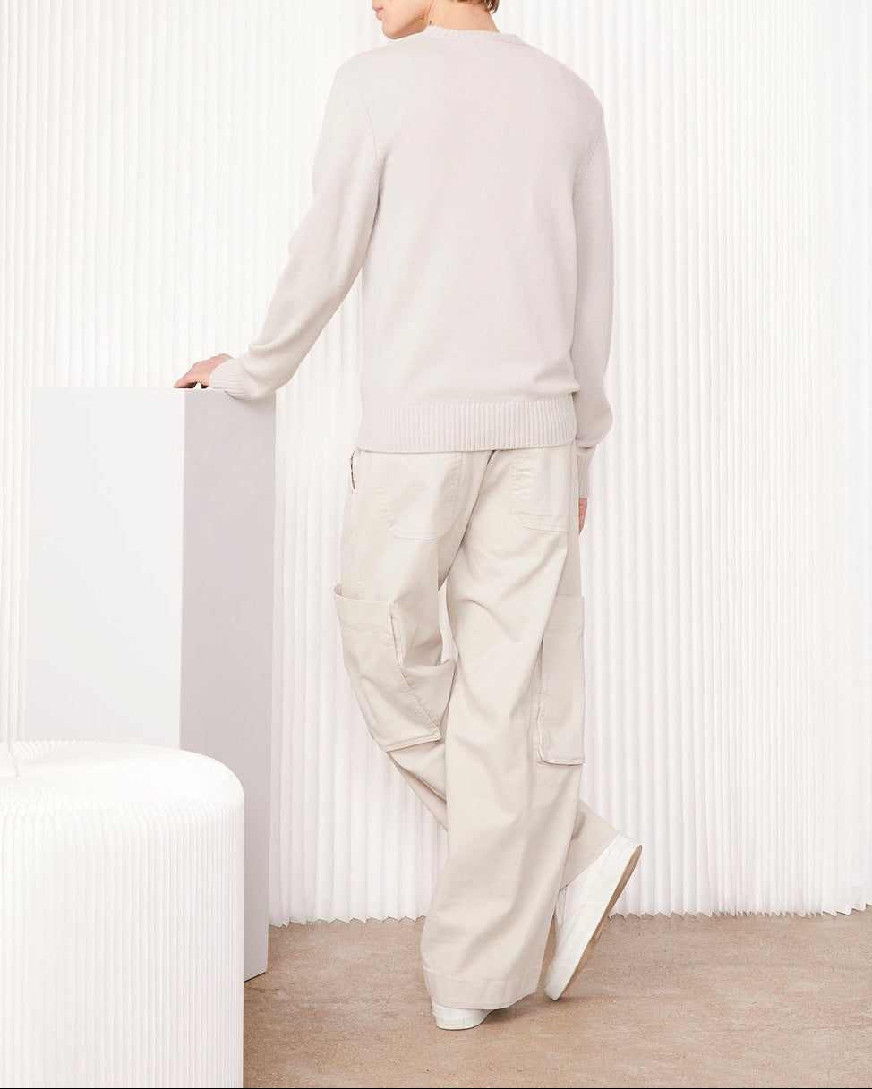 Officine Générale – Pull Col Rond - Pierre - Homme, mannequin homme de dos, pull gris clair et pantalon beige