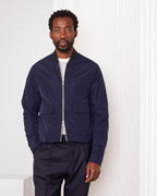 Officine Générale – Blouson Nathane - Bleu Marine - Homme, mannequin homme portant une veste bomber bleu marine, vue de face