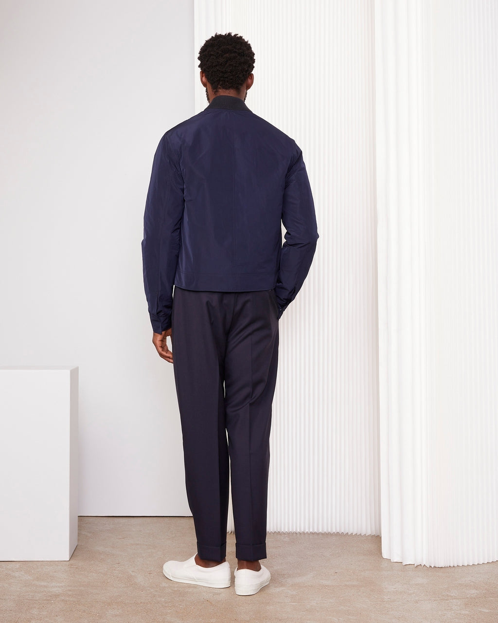 Officine Générale – Blouson Nathane - Bleu Marine - Homme, mannequin de dos portant une veste et un pantalon bleu marine