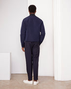 Officine Générale – Blouson Nathane - Bleu Marine - Homme, mannequin de dos portant une veste et un pantalon bleu marine