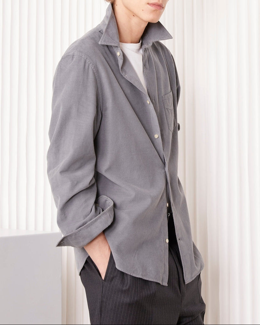 Officine Générale – Chemise - Gris Fer - Homme, mannequin homme portant une chemise grise en coton, vue de profil