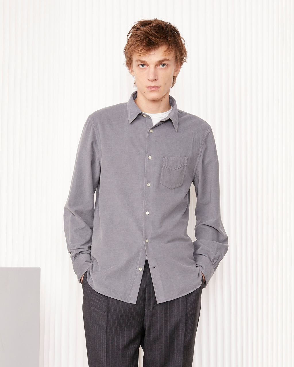 Officine Générale – Chemise - Gris Fer - Homme, mannequin homme portant une chemise grise en velours côtelé, vue de face
