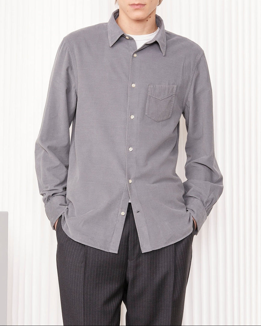 Officine Générale – Chemise - Gris Fer - Homme, mannequin homme portant une chemise grise en velours côtelé, vue de face