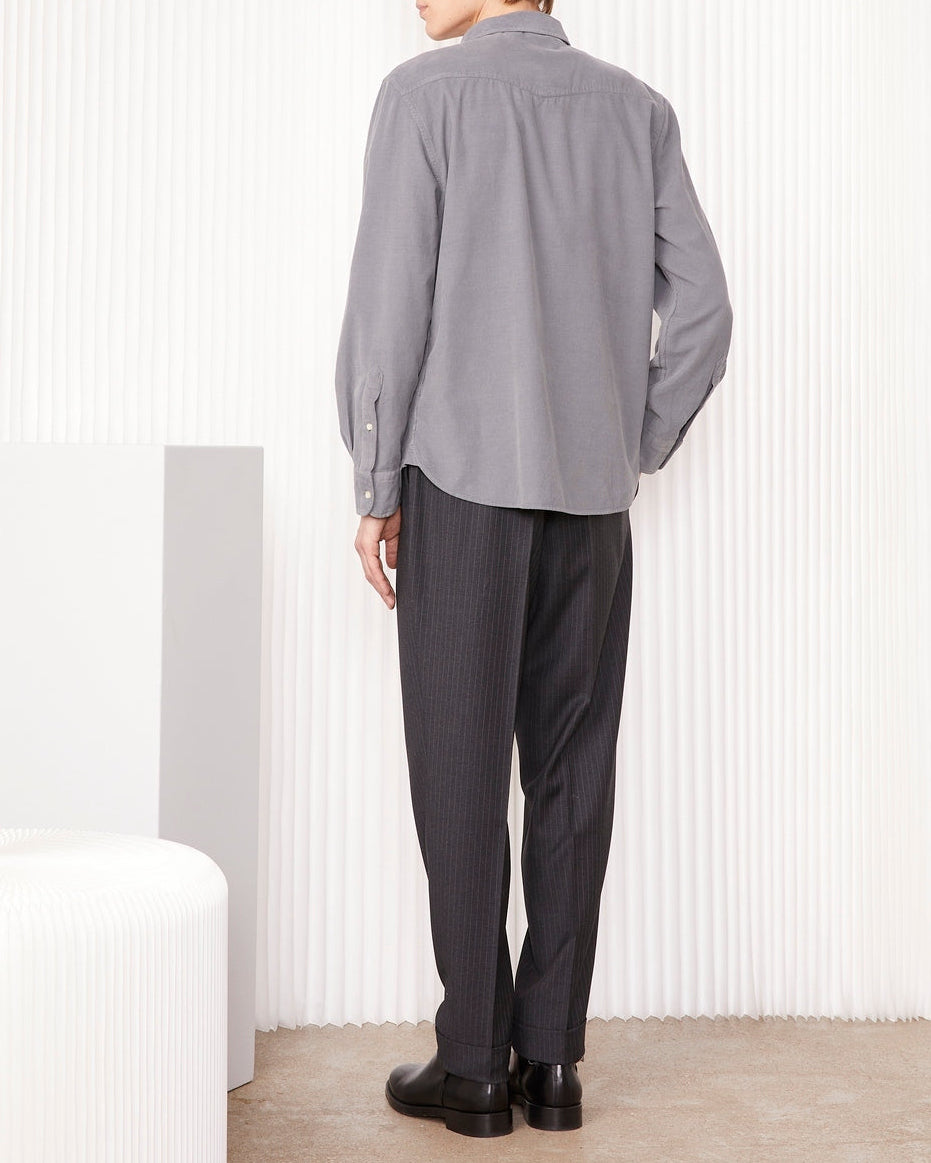 Officine Générale – Chemise - Gris Fer - Homme, mannequin de dos portant une chemise grise et un pantalon noir