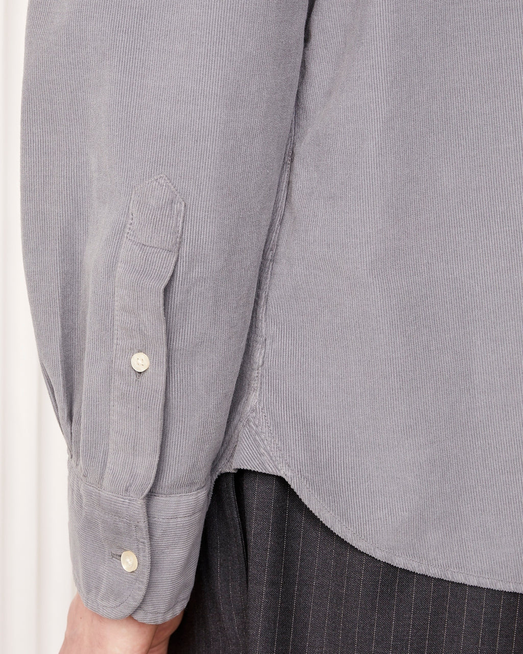 Officine Générale – Chemise - Gris Fer - Homme, manche de chemise en velours côtelé gris clair portée avec un pantalon rayé