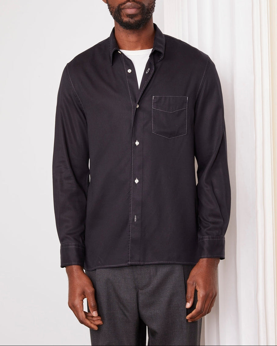Officine Générale – Chemise Guido - Bleu Marine - Homme, homme portant une chemise noire en coton, vue de face