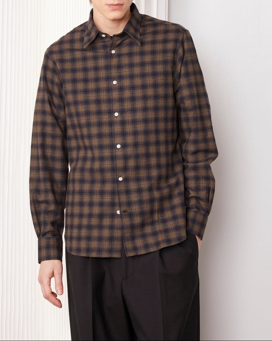 Officine Générale – Chemise Giacomo - Noir/Olive - Homme, mannequin homme portant une chemise à carreaux marron et noir, vue de face