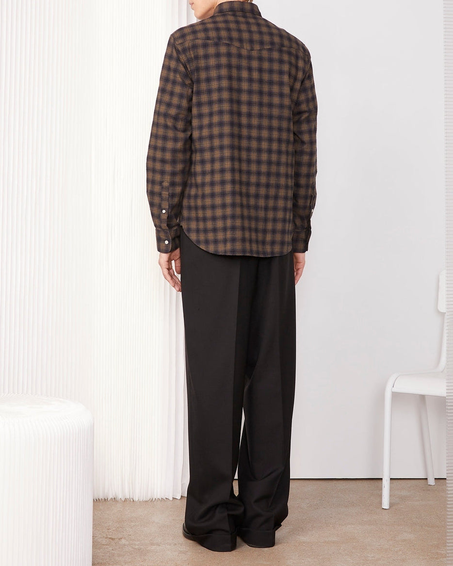 Officine Générale – Chemise Giacomo - Noir/Olive - Homme, mannequin de dos portant une chemise à carreaux marron et un pantalon noir