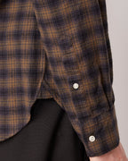 Officine Générale – Chemise Giacomo - Noir/Olive - Homme, détail d'une chemise à carreaux marron et bleu marine