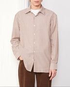 Officine Générale – Chemise Gad - Blanc/Cigare - Homme, mannequin homme portant une chemise à rayures marron et blanches, vue de face