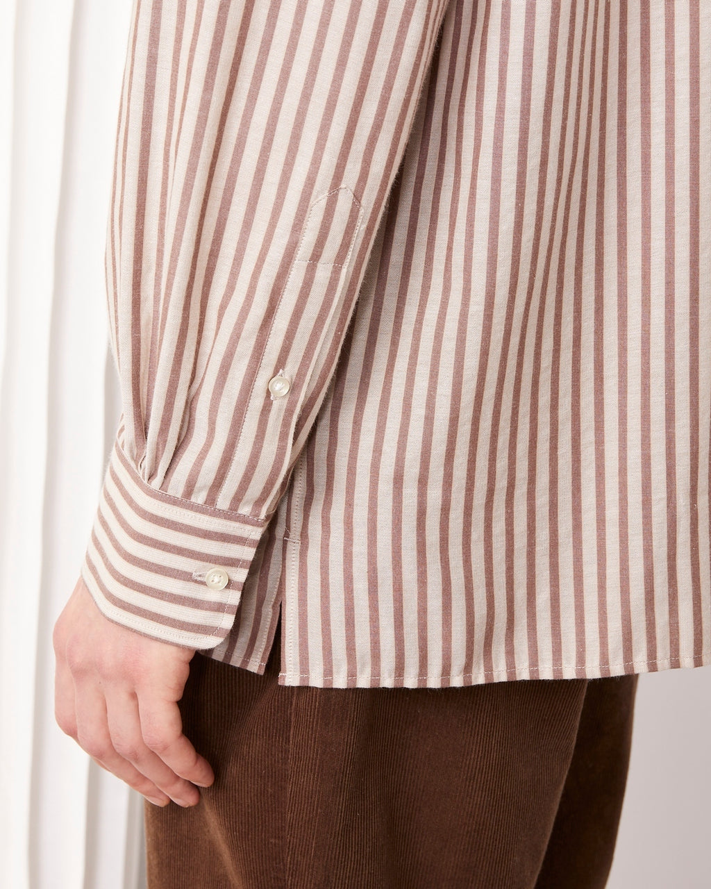 Officine Générale – Chemise Gad - Blanc/Cigare - Homme, chemise rayée marron et blanche portée avec un pantalon marron
