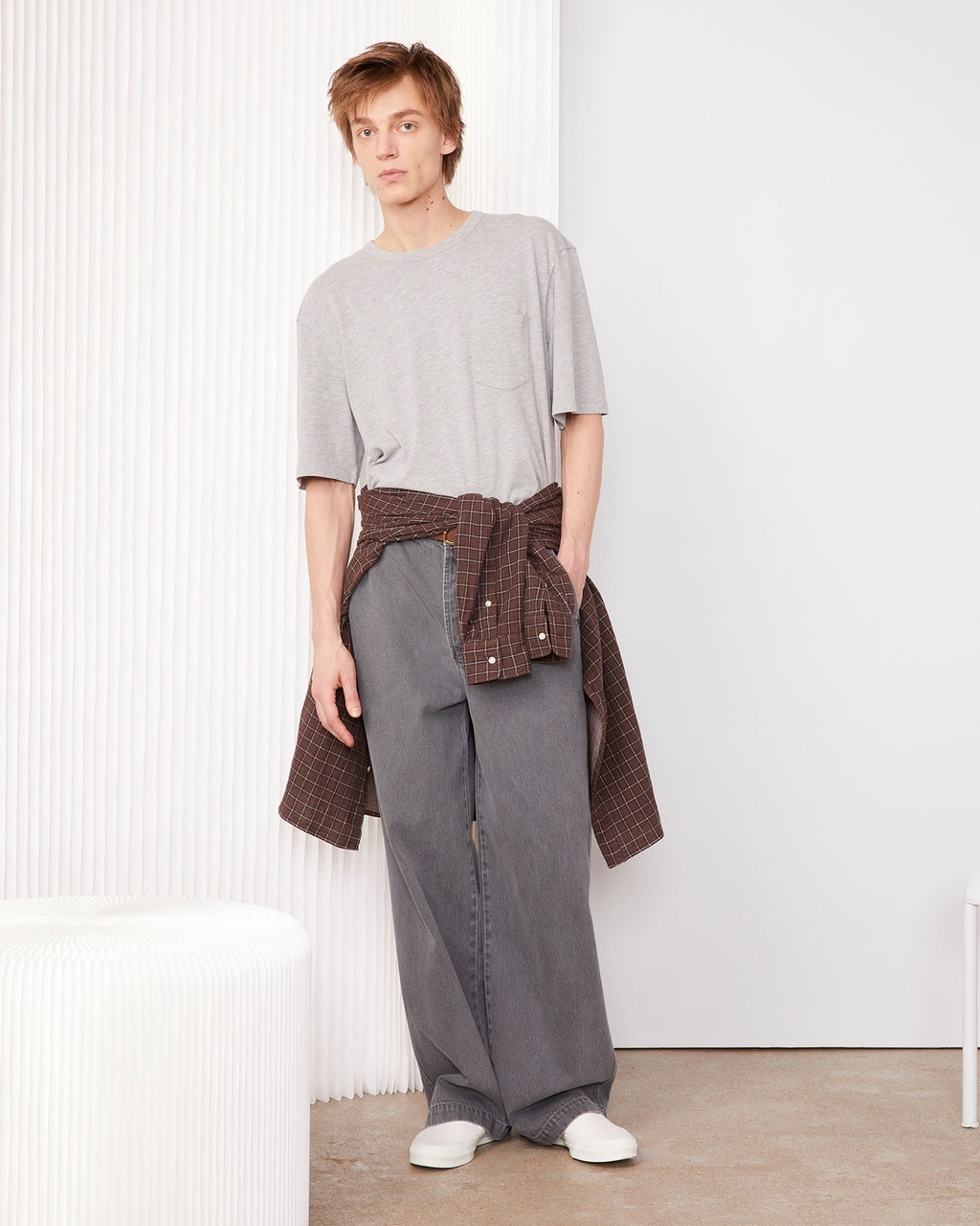 Officine Générale – T-Shirt Benny Poche - Gris Chiné Moyen - Homme, mannequin homme portant un t-shirt gris et un pantalon large