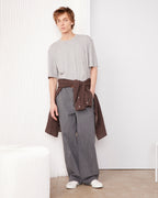 Officine Générale – T-Shirt Benny Poche - Gris Chiné Moyen - Homme, mannequin homme portant un t-shirt gris et un pantalon large