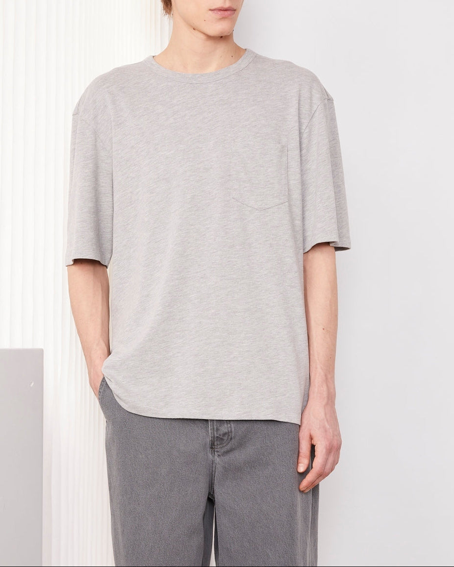 Officine Générale – T-Shirt Benny Poche - Gris Chiné Moyen - Homme, mannequin homme portant un t-shirt gris clair et un pantalon gris