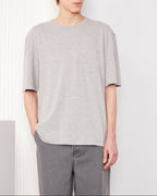 Officine Générale – T-Shirt Benny Poche - Gris Chiné Moyen - Homme, mannequin homme portant un t-shirt gris clair et un pantalon gris