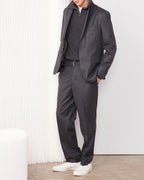 Officine Générale – Veste Arthus - Gris Chiné Foncé - Homme, mannequin homme portant un costume gris foncé avec un pull