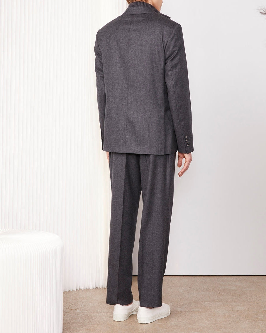Officine Générale – Veste Arthus - Gris Chiné Foncé - Homme, homme de dos portant un costume gris anthracite et des baskets blanches