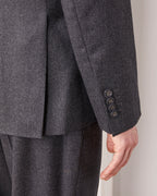 Officine Générale – Veste Arthus - Gris Chiné Foncé - Homme, manche de veste de costume gris anthracite avec boutons décoratifs