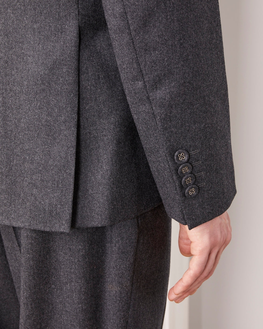 Officine Générale – Veste Arthus - Gris Chiné Foncé - Homme, manche de veste de costume gris anthracite avec boutons décoratifs
