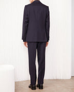 Officine Générale – Veste Giovanni - Bleu Marine - Homme, mannequin homme de dos portant un costume bleu marine et des chaussures noires
