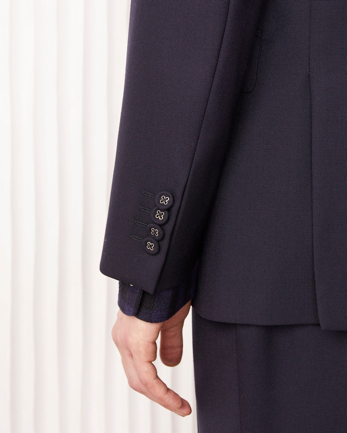 Officine Générale – Veste Giovanni - Bleu Marine - Homme, gros plan sur le poignet d'une veste de costume bleu marine