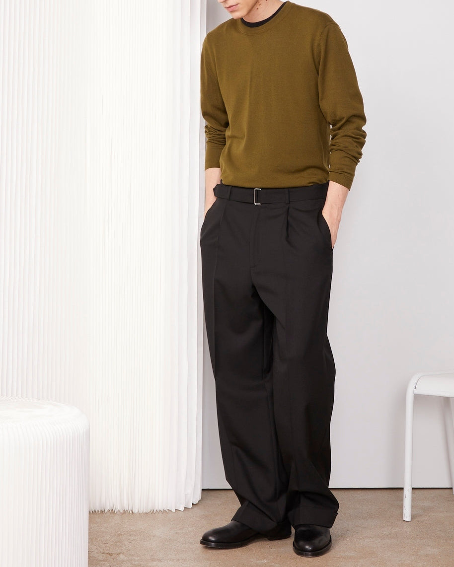 Officine Générale – Pantalon Hugo - Noir - Homme, mannequin homme portant un pull vert kaki et un pantalon noir