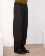 Officine Générale – Pantalon Hugo - Noir - Homme, pantalon noir porté par un mannequin, vue de profil
