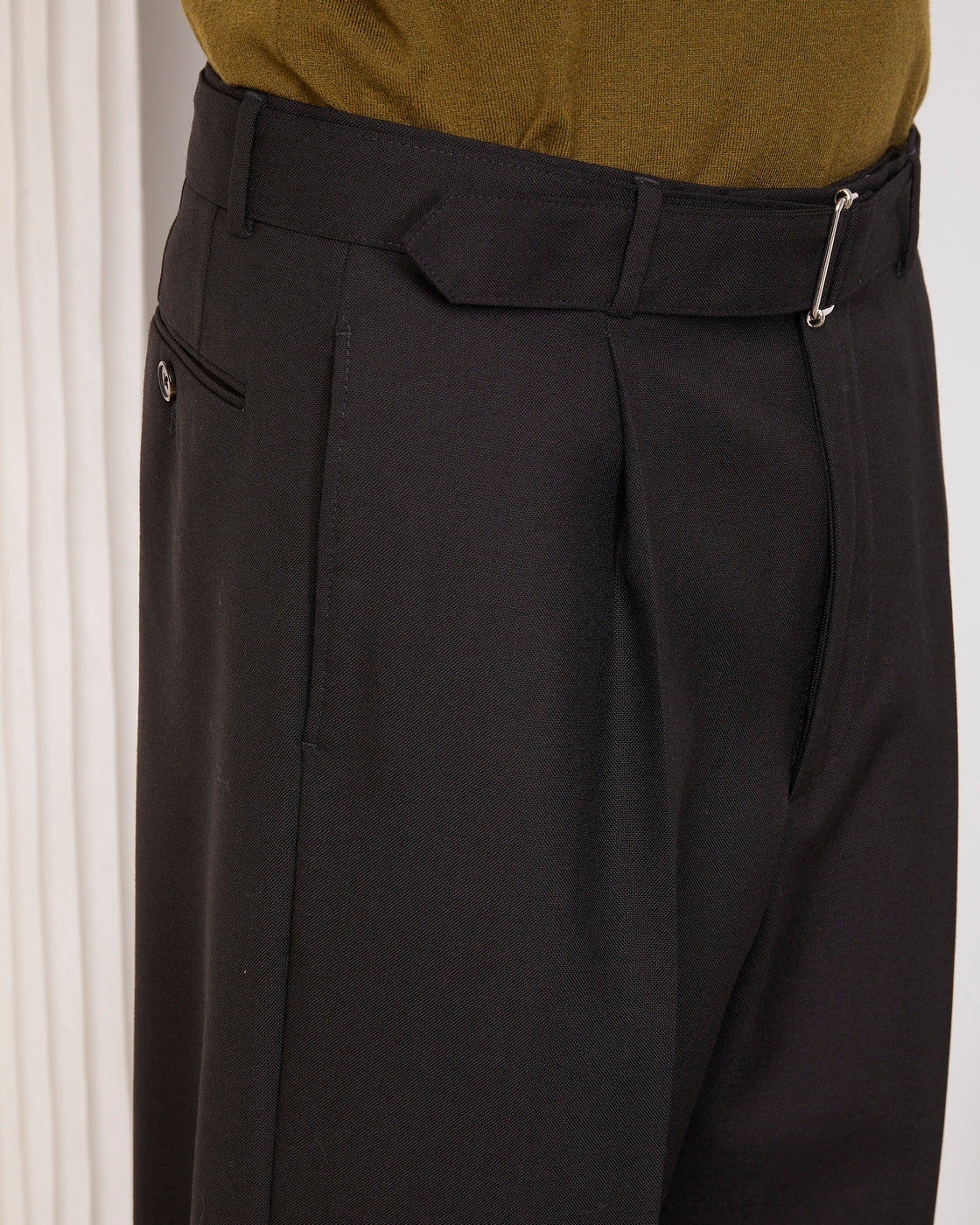Officine Générale – Pantalon Hugo - Noir - Homme, pantalon noir porté par un mannequin, vue de côté