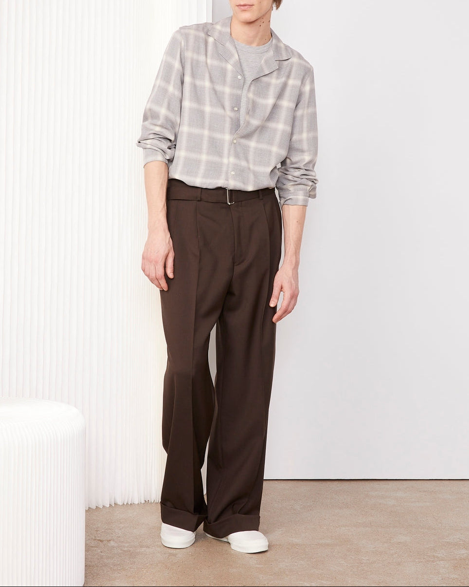 Officine Générale – Pantalon Evans - Café Foncé - Homme, mannequin homme portant une chemise à carreaux et un pantalon marron