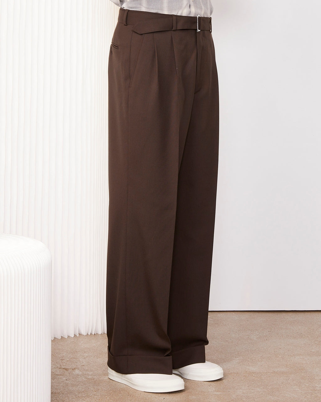 Officine Générale – Pantalon Evans - Café Foncé - Homme, pantalon marron porté par un mannequin, vue de profil