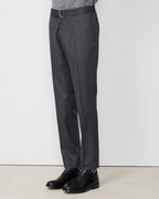 Officine Générale – Pantalon Paul - Gris Chiné Foncé - Homme, pantalon gris foncé porté par un mannequin, vue de profil