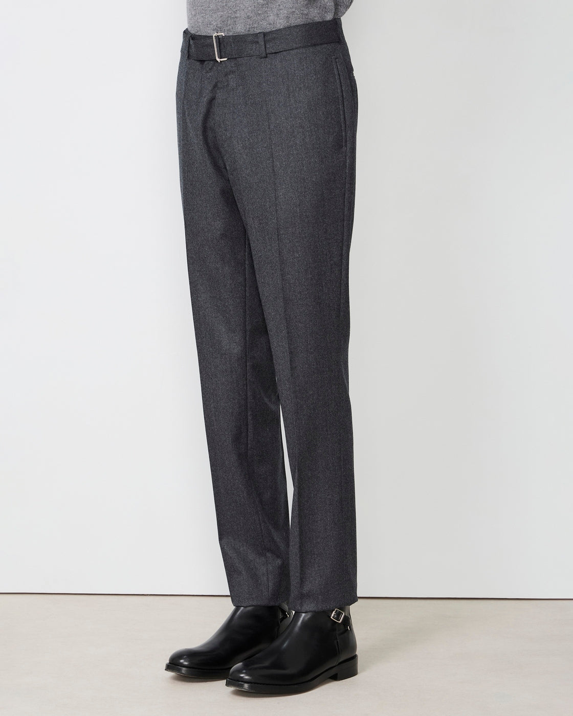 Officine Générale – Pantalon Paul - Gris Chiné Foncé - Homme, pantalon gris foncé porté par un mannequin, vue de profil