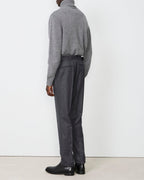 Officine Générale – Pantalon Paul - Gris Chiné Foncé - Homme, mannequin de dos portant un pull gris et un pantalon gris