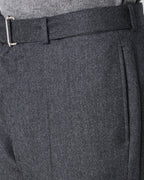 Officine Générale – Pantalon Paul - Gris Chiné Foncé - Homme, détail d'un pantalon gris en laine, avec une boucle métallique