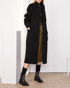 Officine Générale – Manteau Carlita - Noir - Femme, manteau noir long porté par un mannequin, vue de face