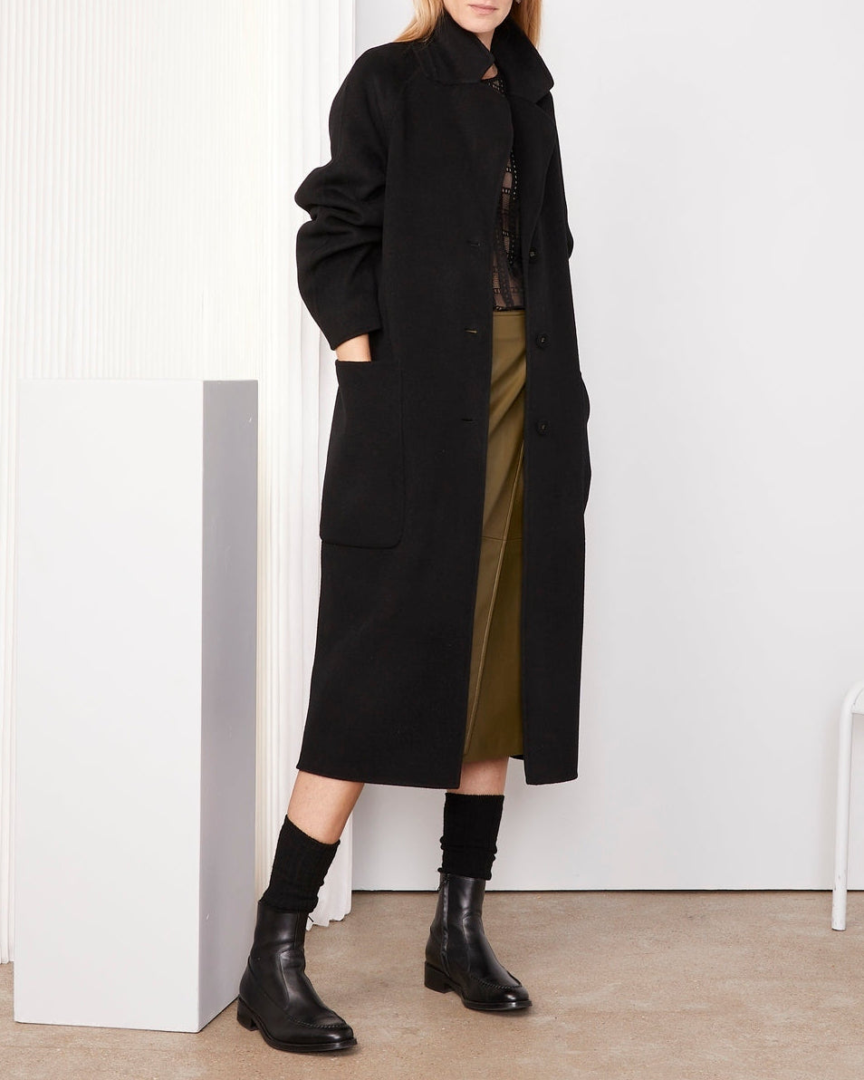 Officine Générale – Manteau Carlita - Noir - Femme, manteau noir long porté par un mannequin, vue de face